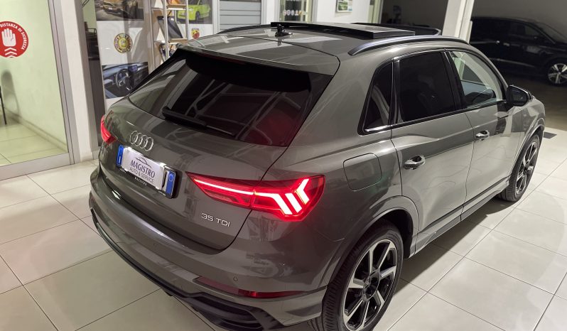 
								AUDI Q3 S-line Identity Black 35 TDI 2.0 150 CV S-tronic full									