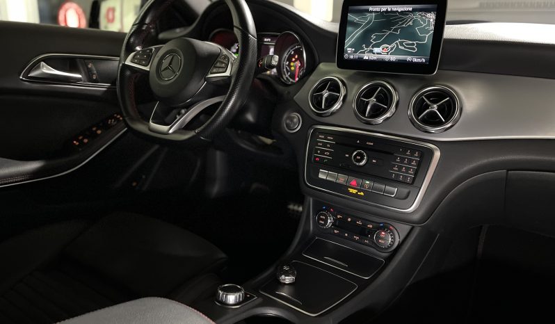 
								Mercedes-Benz GLA 200d Automatic Premium AMG Night Edition full									
